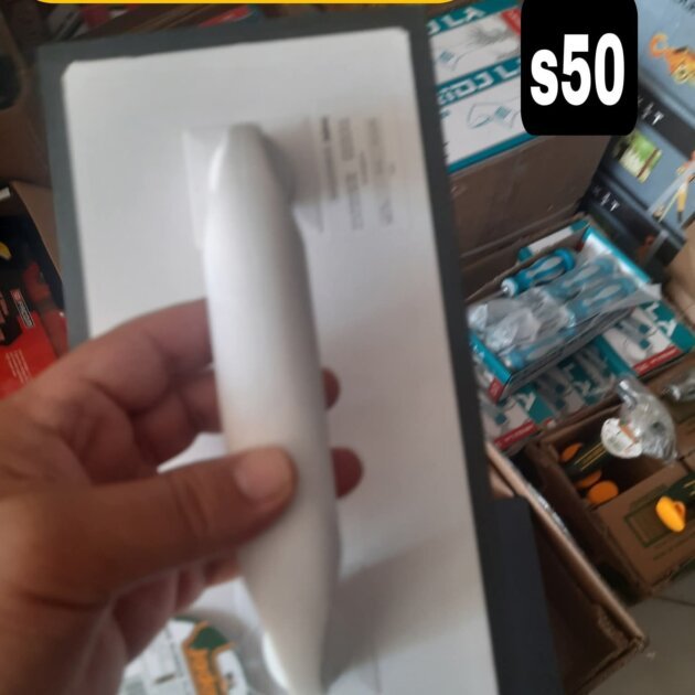 taloche à joint en caoutchouc, utilisée par les carreleurs pour appliquer le mortier de jointoiement entre les carreaux